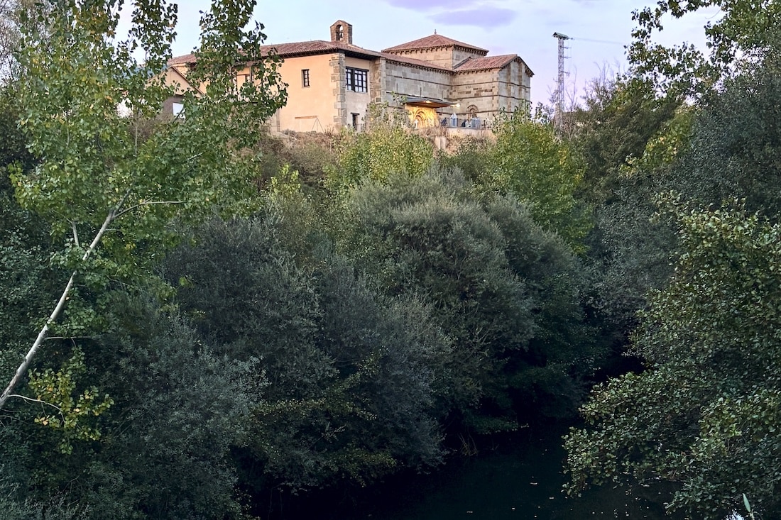 Iglesia de Santa Marta de Tera sobre el r&iacute;o