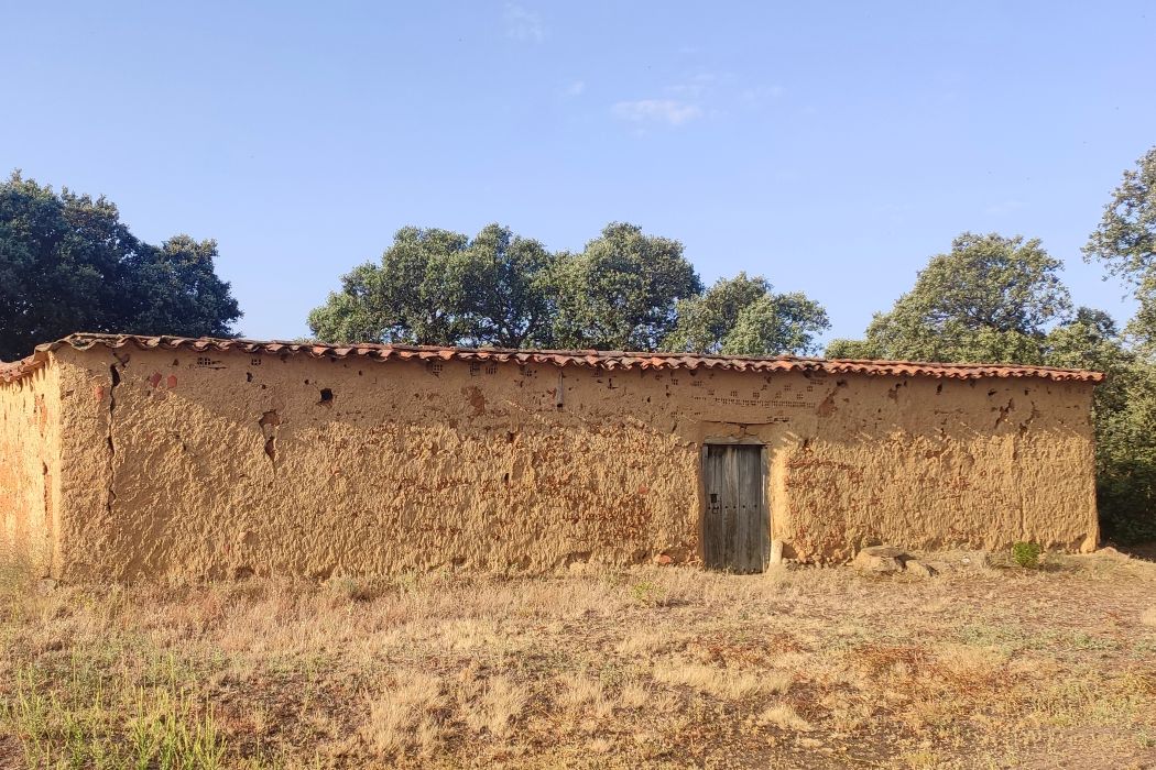 Refugio de adobe en monte de Sitrama de Tera