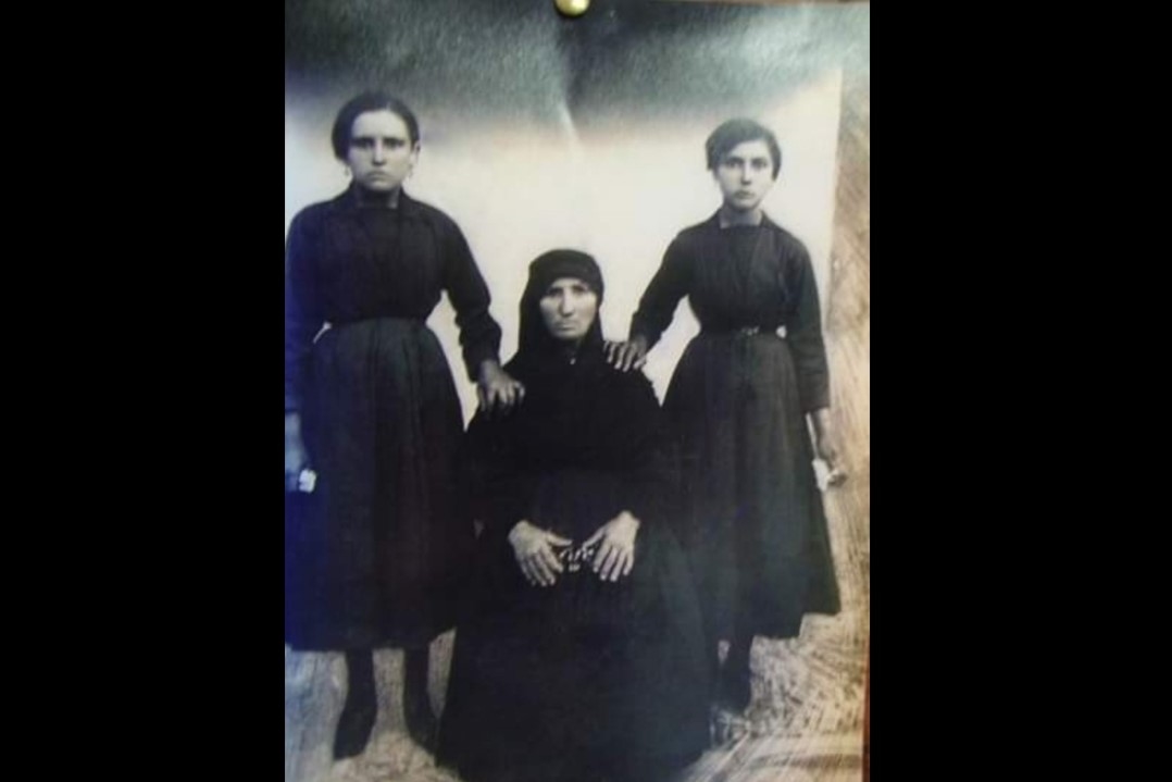 Mujer de luto con sus hijas en Quiruelas de Vidriales 1925