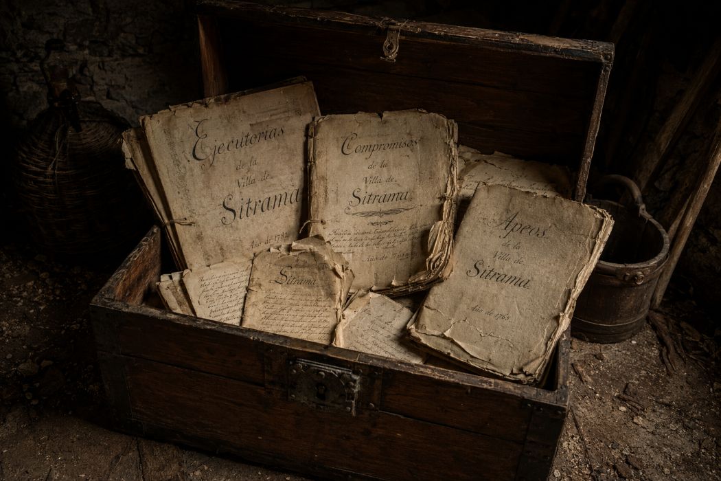 Viejo ba&uacute;l con documentos antiguos de Sitrama de Tera