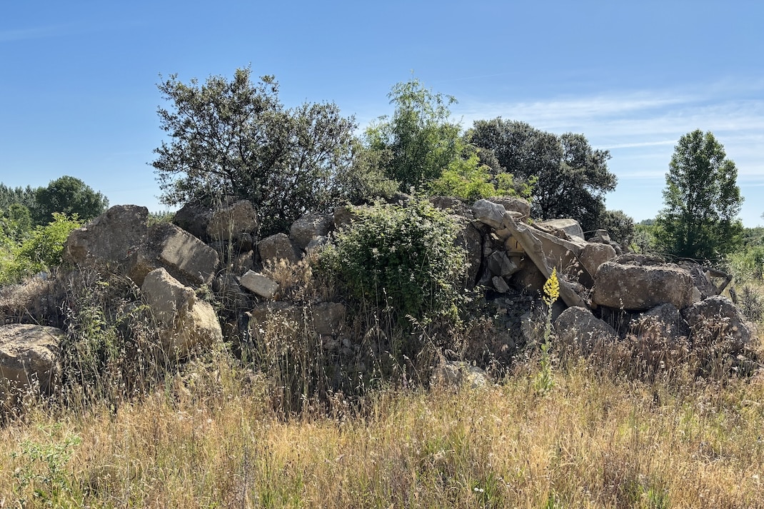 Mont&oacute;n de piedras cerca de la Marra de las Pe&ntilde;as de Santib&aacute;&ntilde;ez de Tera